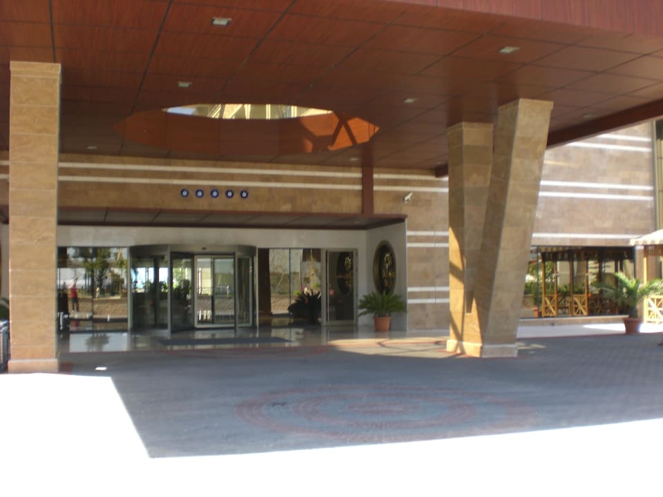 Eingang zum Hotel Seamelia Beach Resort