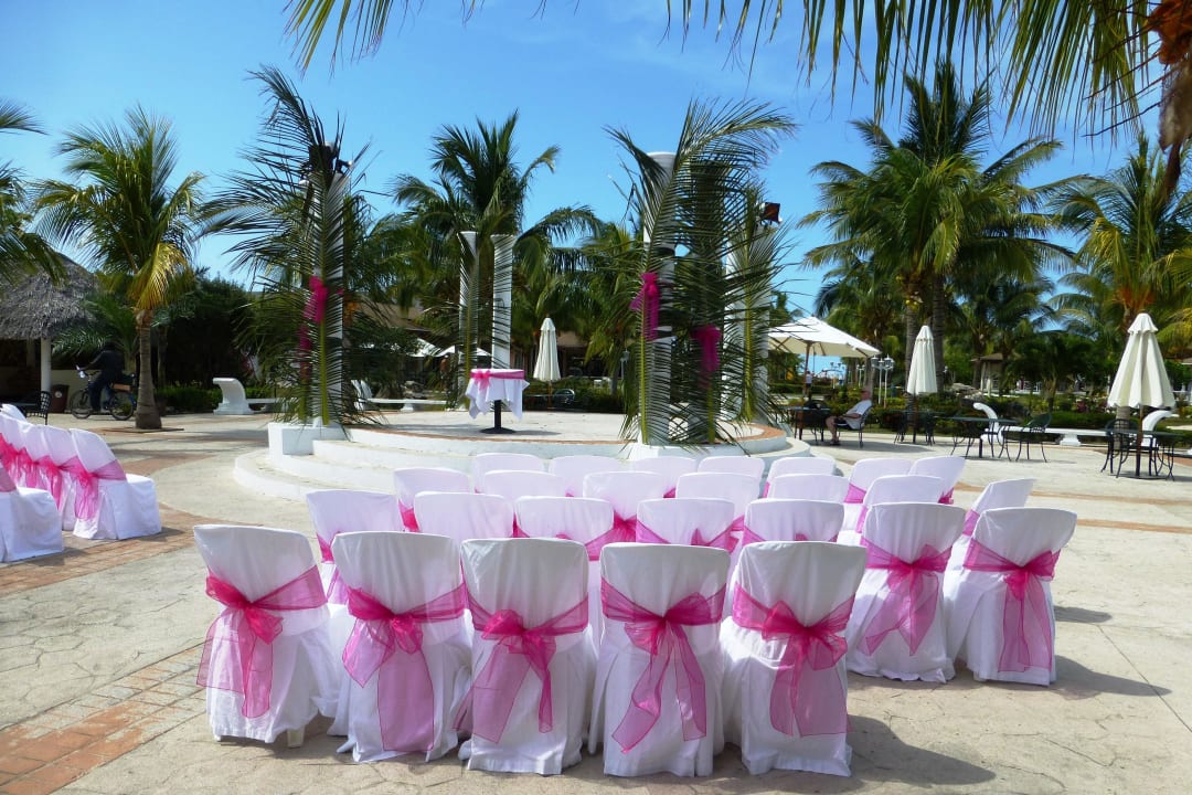 Hochzeitsarrangement am zentralen Podest Melia Las Dunas