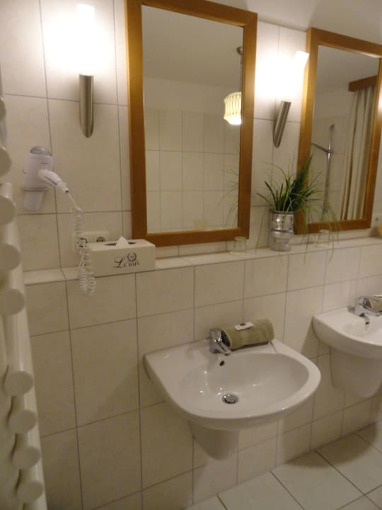 Badezimmer in der Suite Hotel Ampervilla