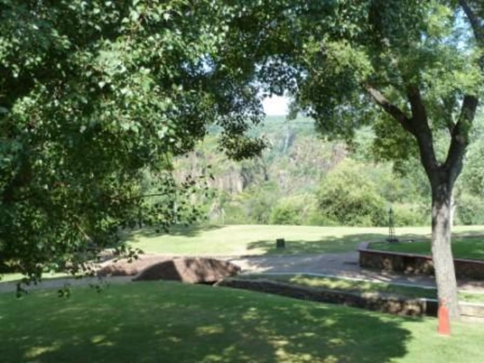 Ausblick von Zimmer Nr. 52 auf Weg zu den Fällen The Victoria Falls Hotel