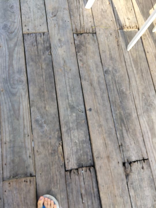 Viele herausstehende Nägel und beschädigte Planken an der St Marien Puerto Plata