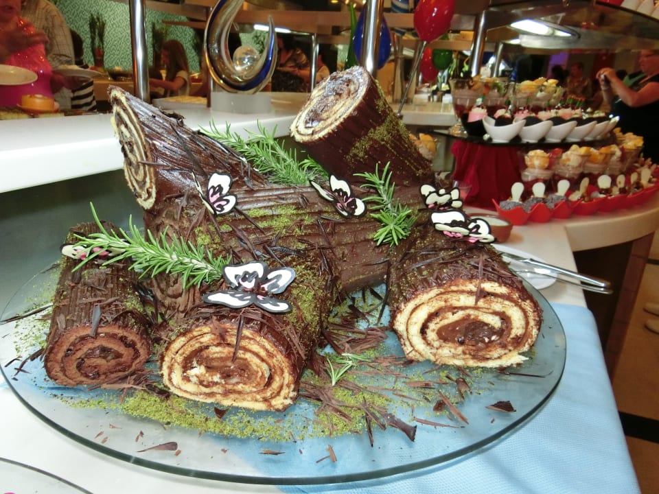 "Baum"-Kuchen mit Schmetterlingen TUI BLUE Xanthe