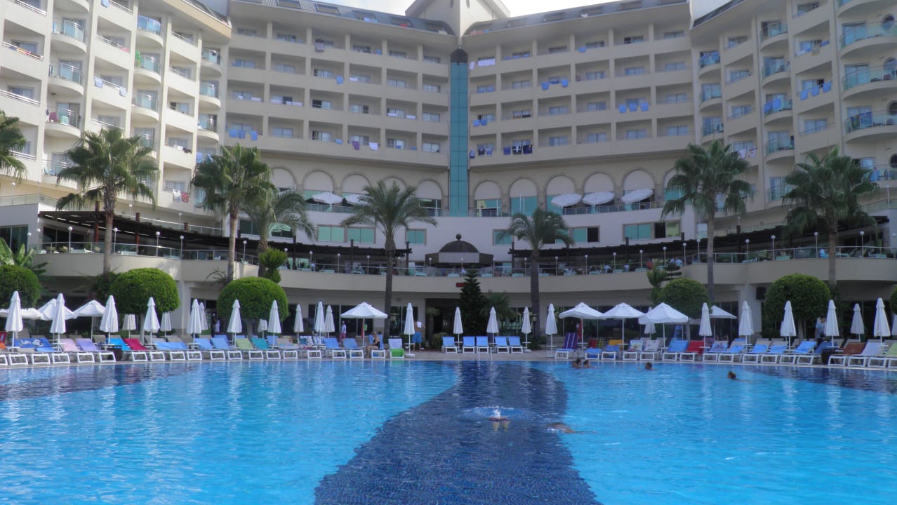 Blick vom Pool auf das Hotel Saphir Resort & Spa