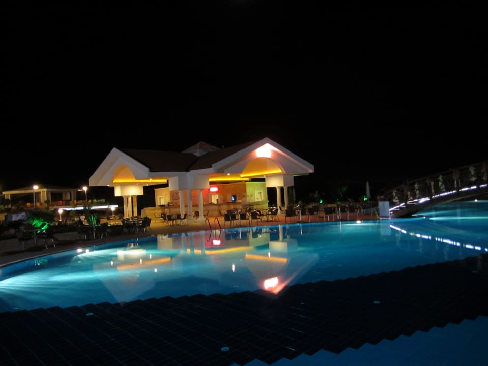 Pool-Bar bei Nacht Roma Beach Resort & Spa 16+ Adult Only
