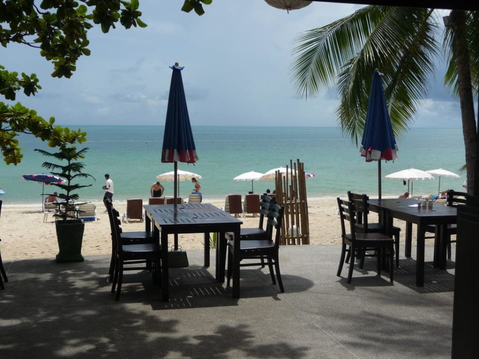 Blick durchs Restaurant aufs Meer The Fair House Beach Resort
