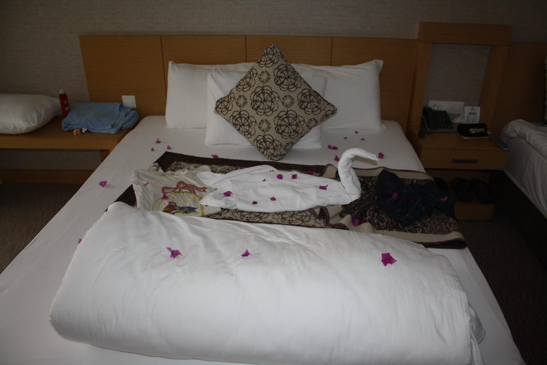 Bett-Dekoration während des Urlaubs Saphir Resort & Spa