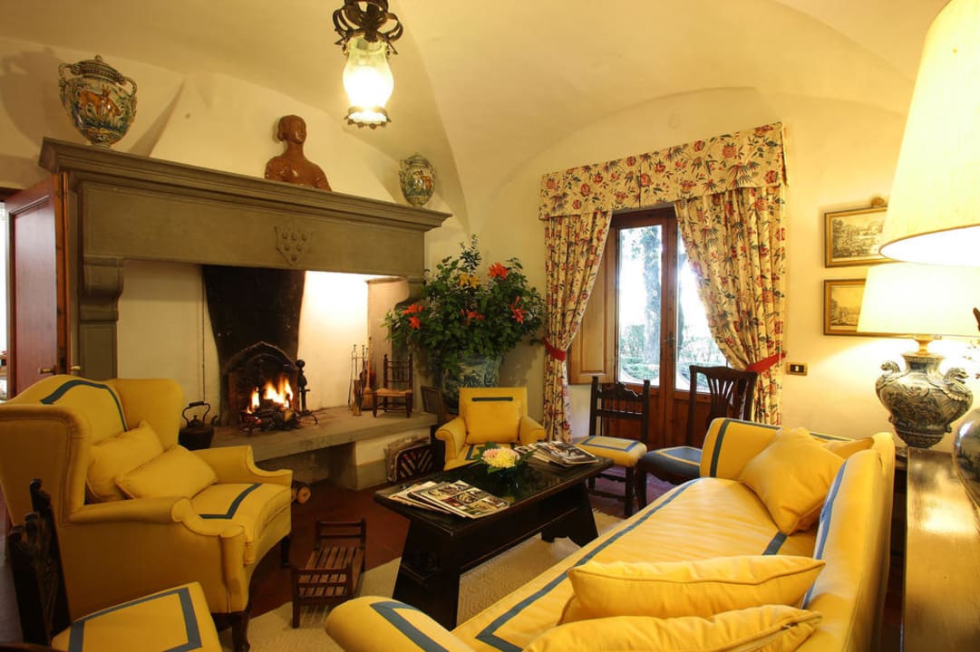 A lounge in Villa Le Barone Hotel Villa Le Barone