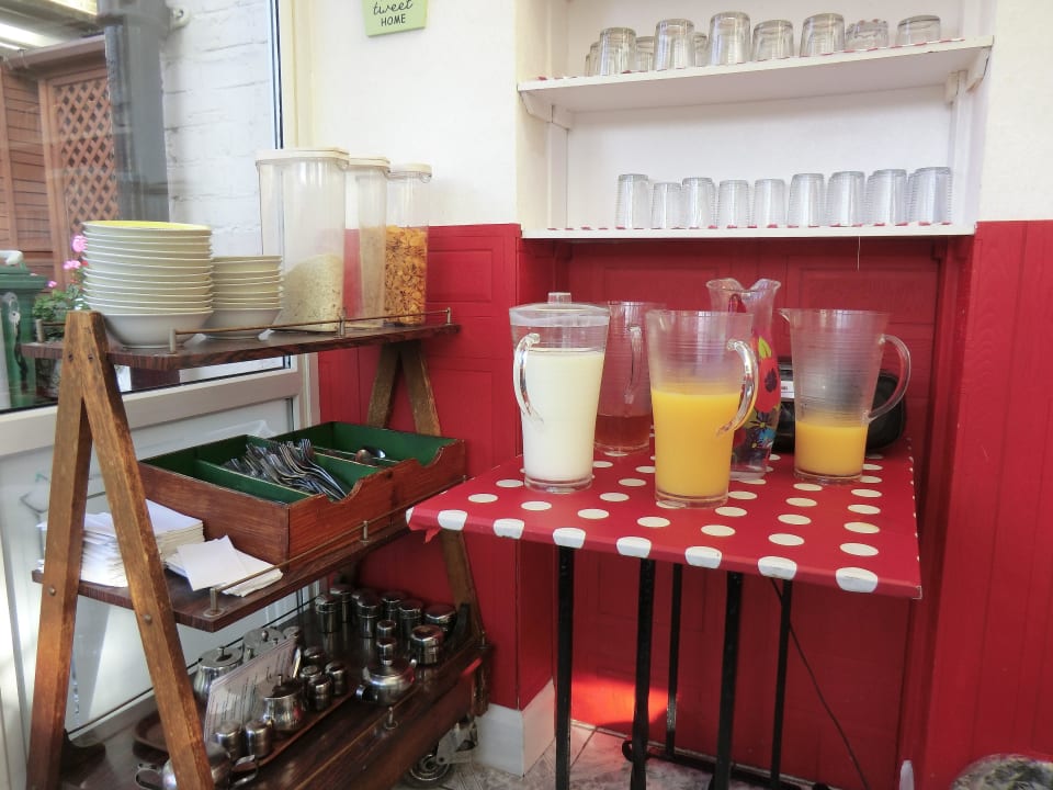 Saft und Cerealien Charlotte Guest House