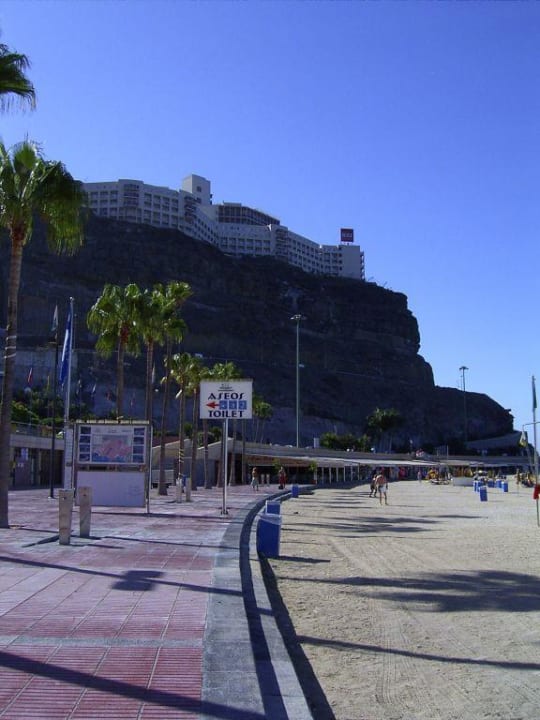 Blick von der Strandpromenade auf das Hotel Hotel Riu Vistamar