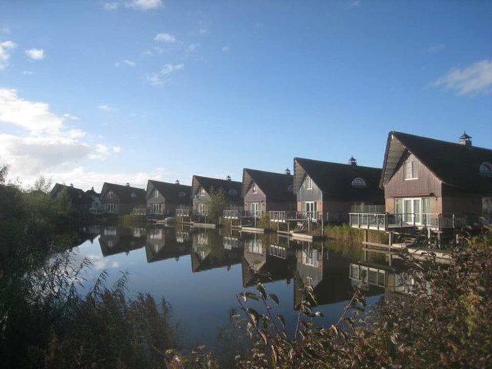 Gegenüberliegende Fischervillen Ferienpark Beach Resort Makkum