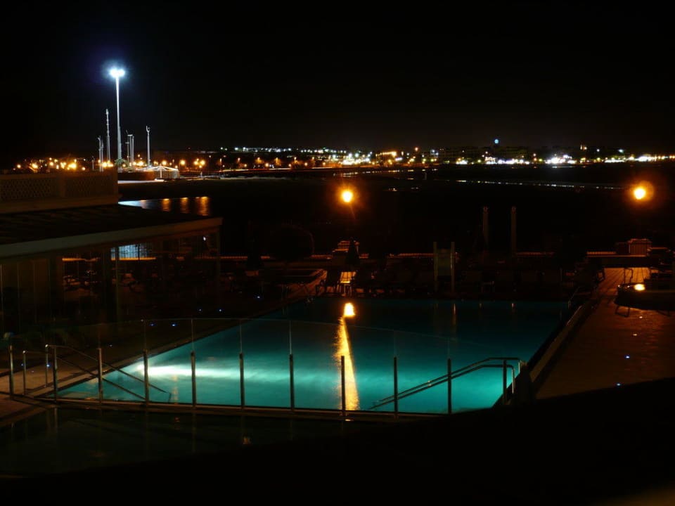 Blick auf den Ort bei Nacht vom Pool aus Hotel Las Costas