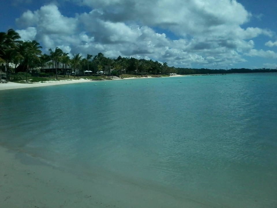 Strandwanderung Richtung Belle Mare Tropical Attitude - Adults only