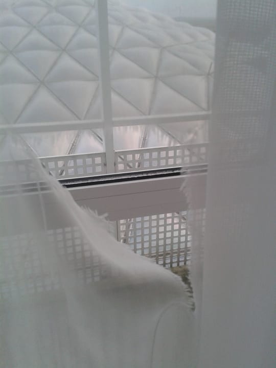 Gardienen überall riesige Löcher Center Parcs Park Nordseeküste