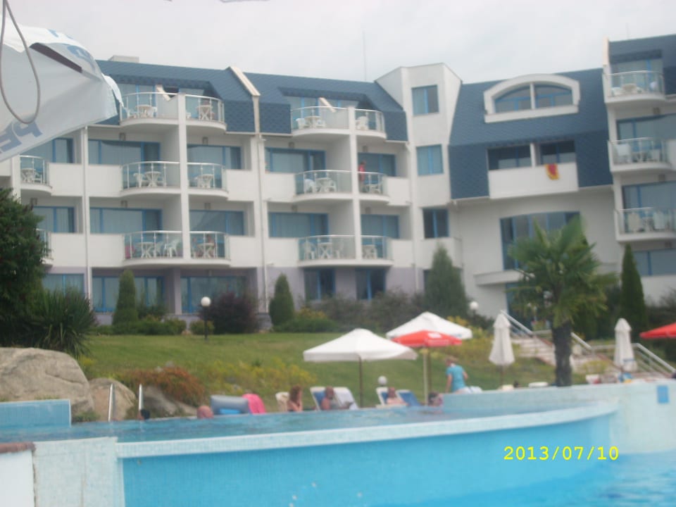 Blick von der Liege am Pool zum Hotel Hotel Sineva Beach