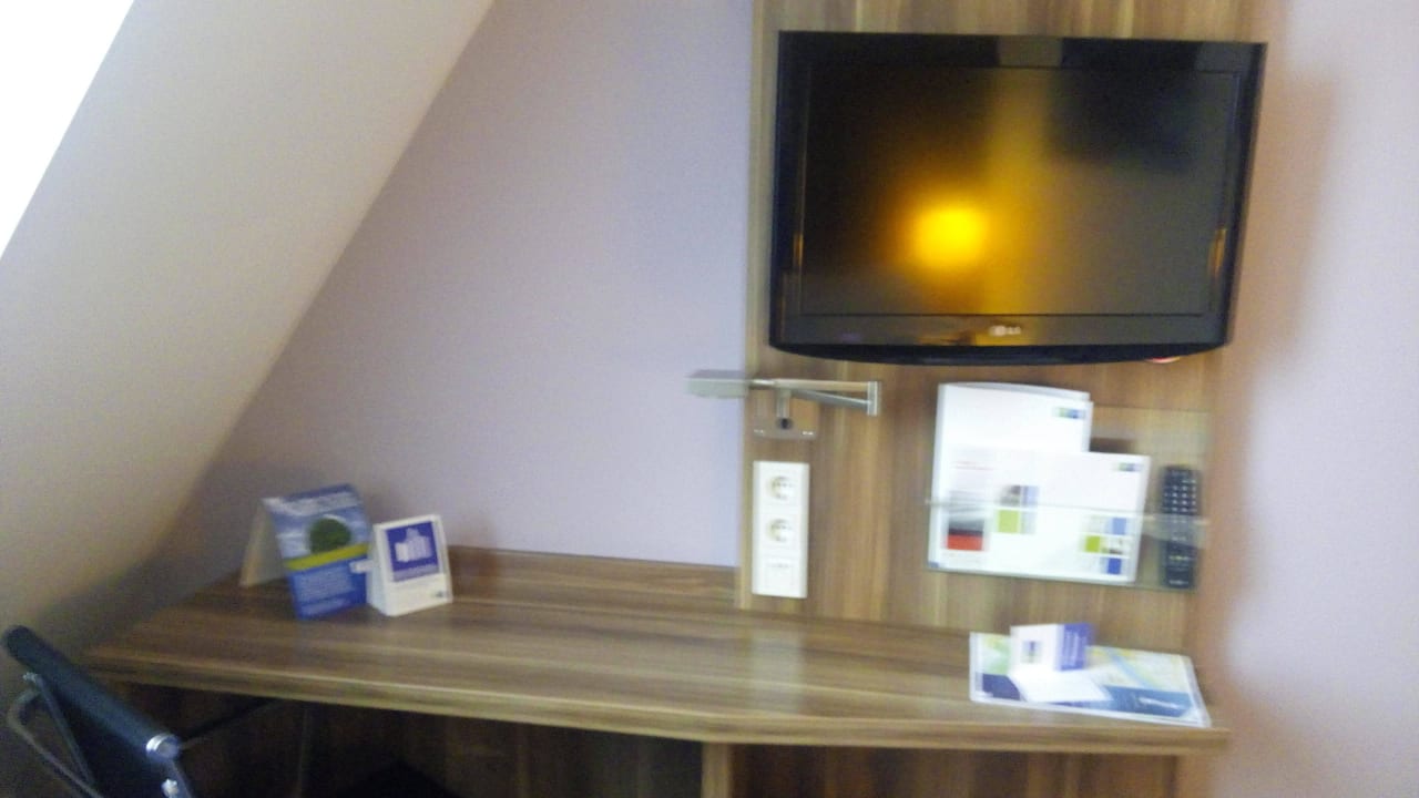 Kleiner Schreibtisch, LED-TV Premier Inn Dresden City Zentrum