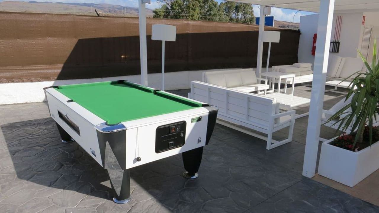 Billardtisch in der Außenbar Servatur Playa Bonita