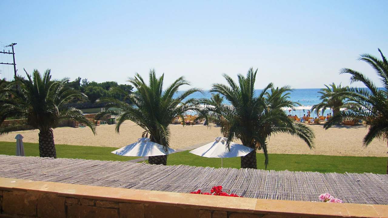Ausblick vom oberen Pool und von den Juniorsuiten Anthemus Sea Beach Hotel & Spa