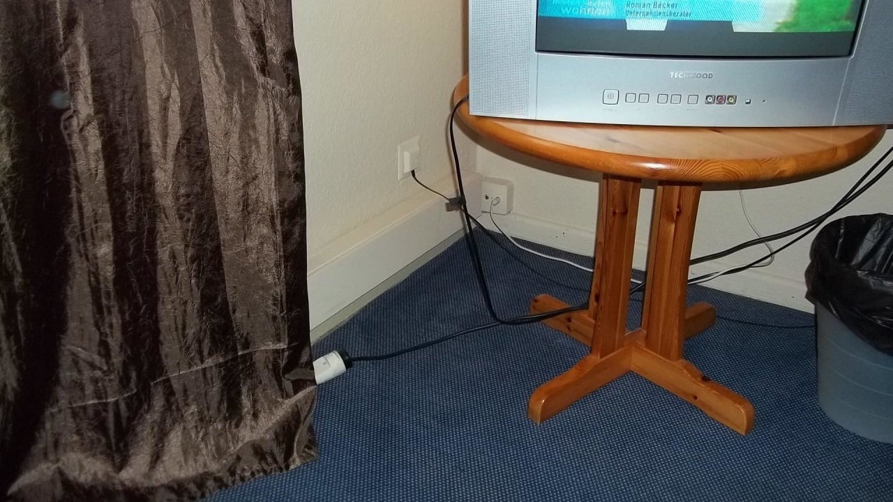 Kabel liegen offen rum Hotel Der Berghof am See