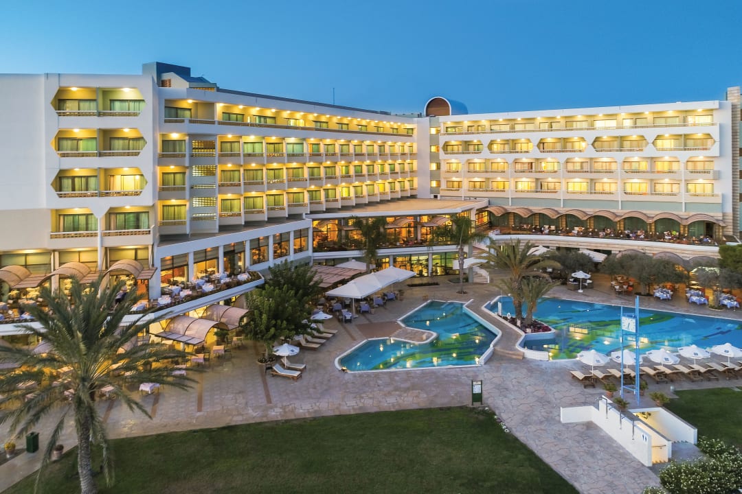 Außenansicht Constantinou Bros Athena Royal Beach Hotel