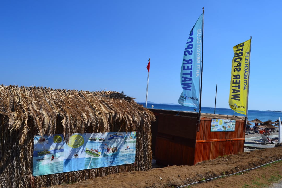 Водные развлекухи на пляже Akti Palace Resort & Spa