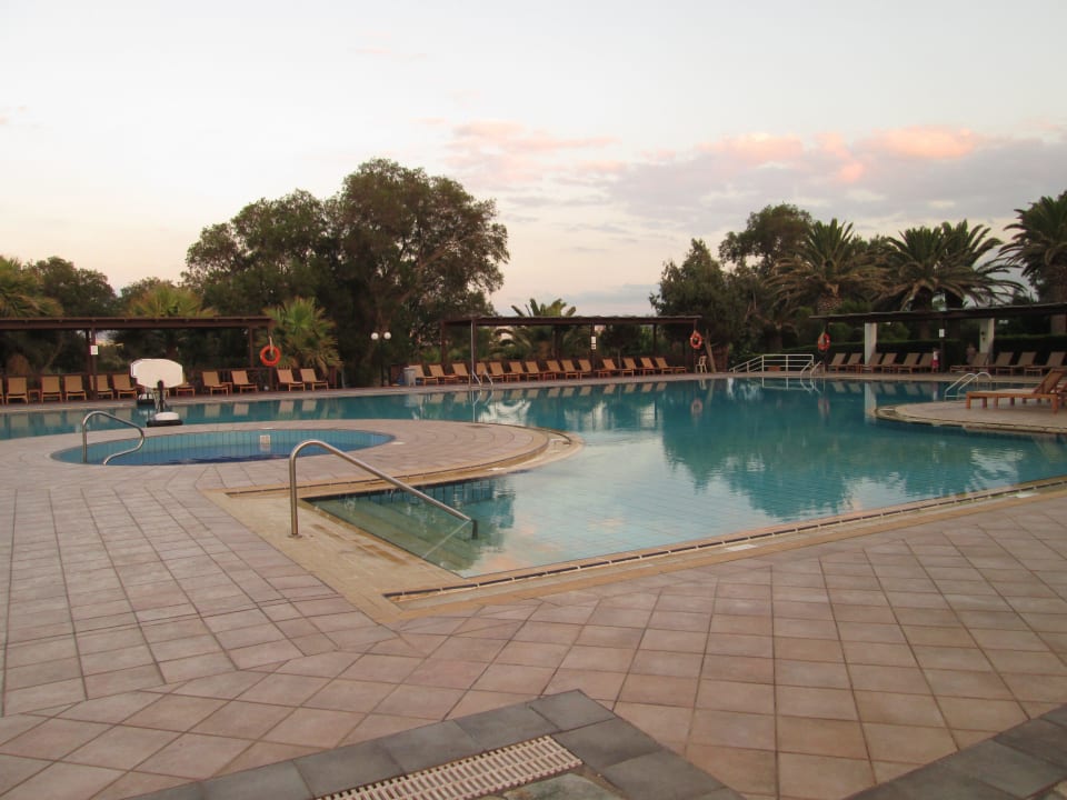 Hauptpool am Abend Apollonia Beach Resort & Spa