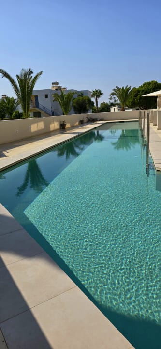 Pool Sovereign Beach Hotel