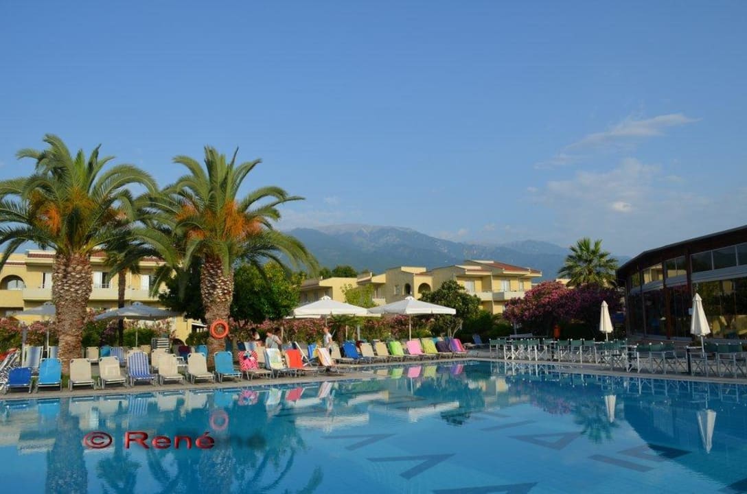 Pool mit besetzten Liegen 07:50h alltoura Club Hotel Poseidon Palace