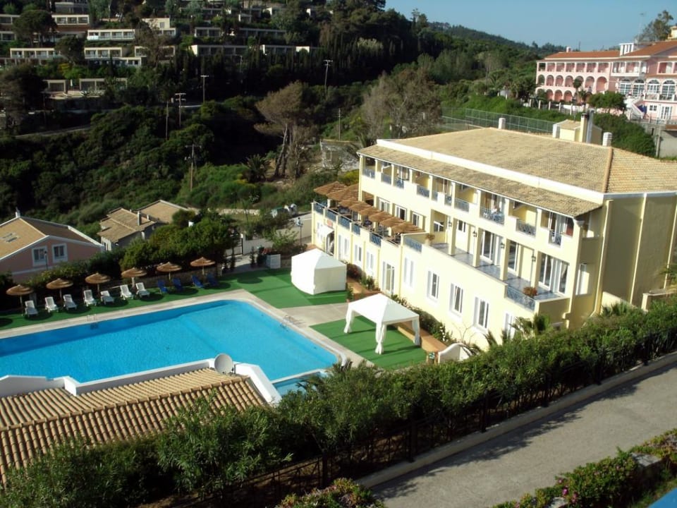 Pool und Hauptgebäude Ithea Suites Hotel