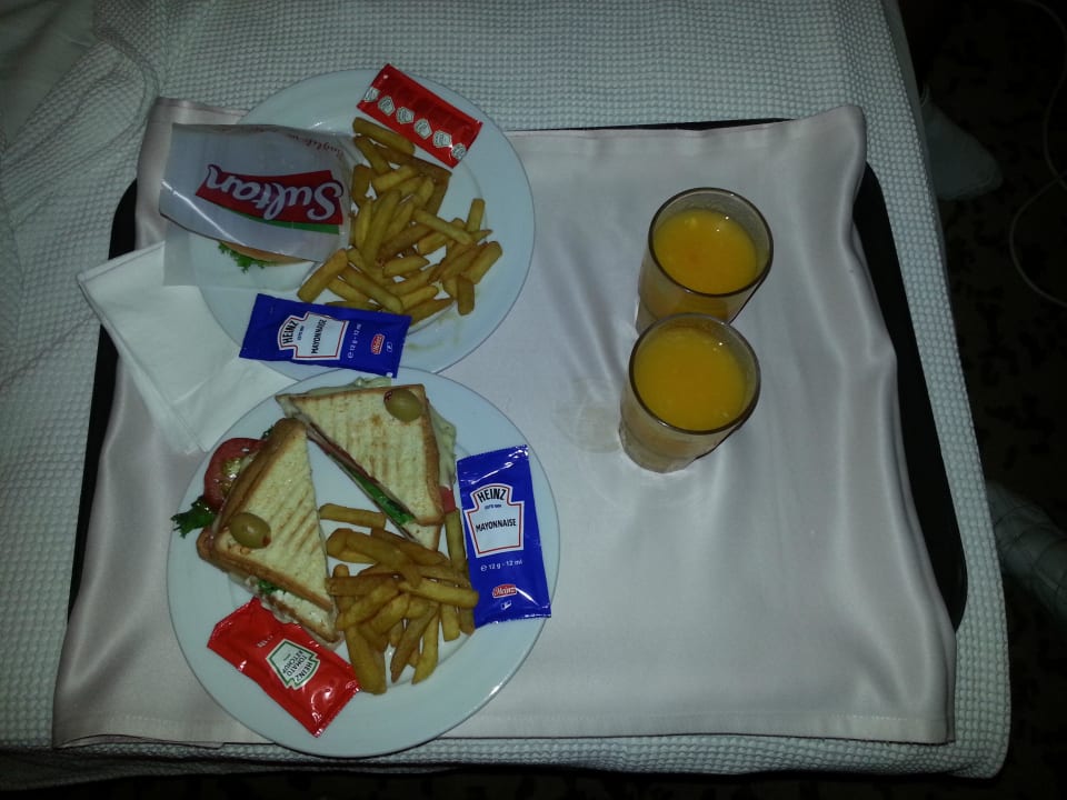 Zimmerservice, sehr lecker Saturn Palace Resort Hotel