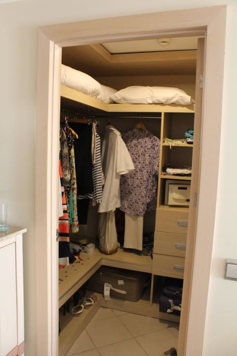 Гардеробная и сейф Starlight Resort Hotel