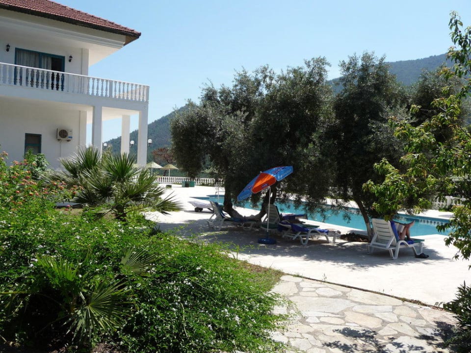 Schattiger Platz am ruhigen Pool Hotel Falcon Crest
