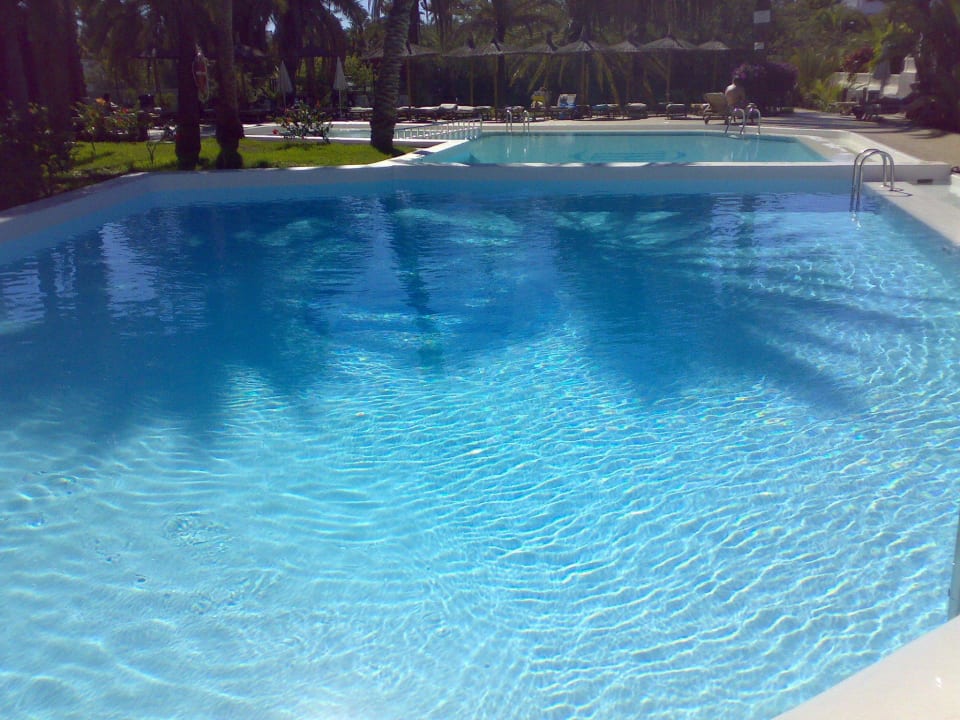 Pool HL Miraflor Suites Hotel
