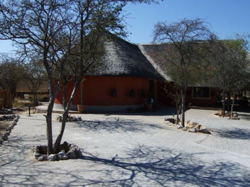 Rezeption und Einfahrt Hotel Mushara Lodge