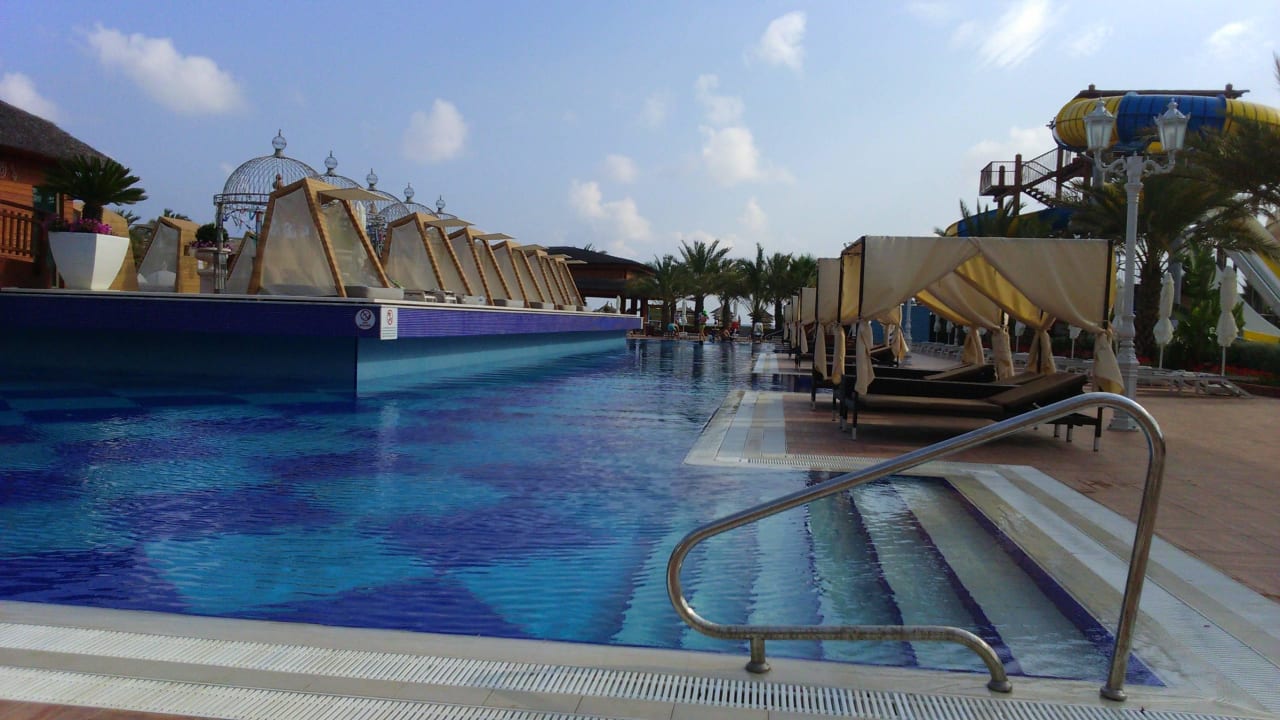 Eingang in den Pool Quattro Beach Spa & Resort