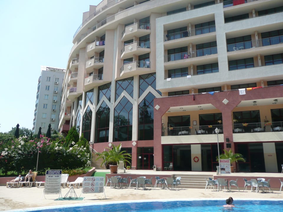 Außenansicht der Poolanlage Odessos Park Hotel