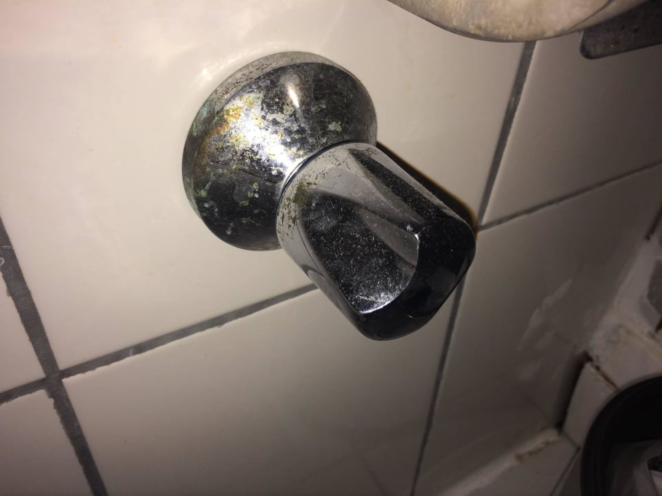 Badezimmer rostiger Wasserhahn Oz Hotels Incekum Beach