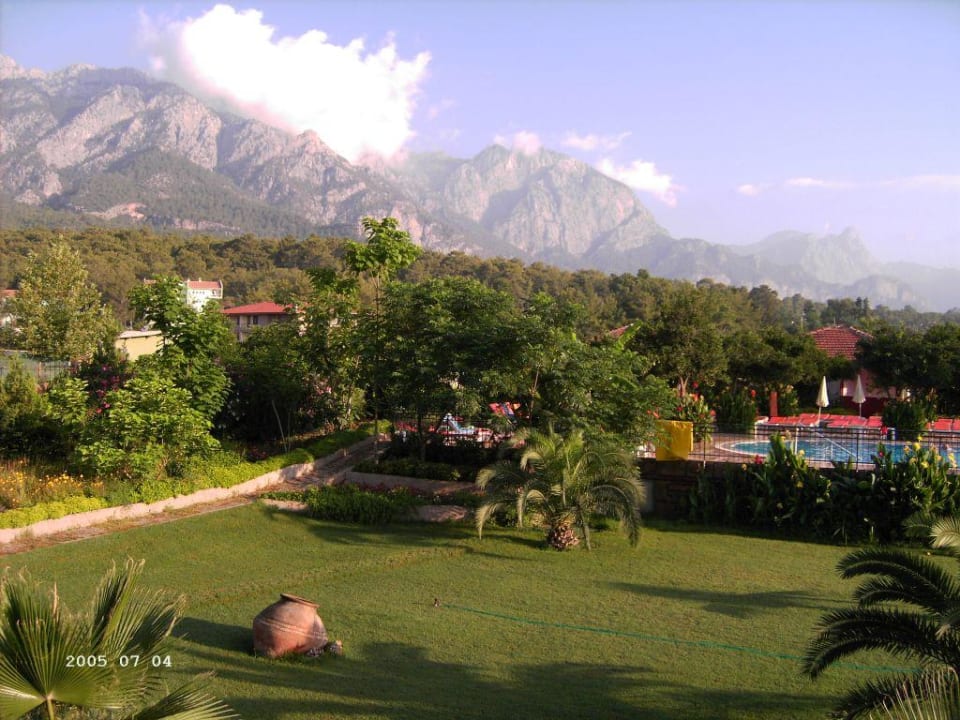 Gül Resort - Blick auf Pool und Berge Armas Gül Beach