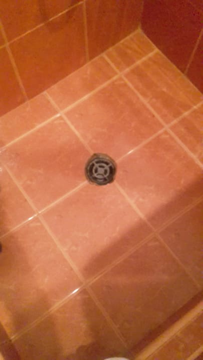 Loch in der Dusche Hotel Pliska