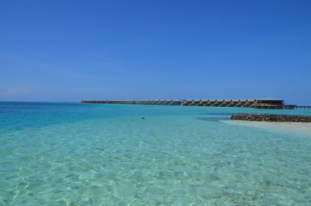 Wasserbungalows vom Strand aus gesehen Centara Ras Fushi Resort & Spa Maldives