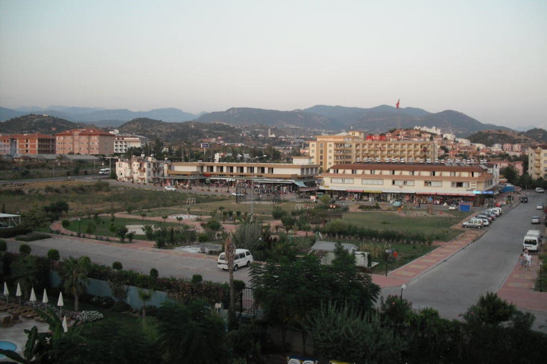 Ausblick auf kleine Einkaufsstraße Telatiye Resort