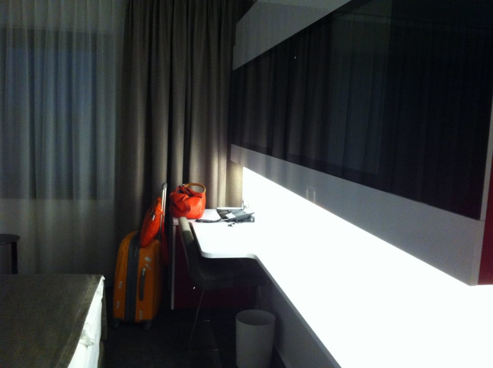 Ablage und eingelassener TV DORMERO Hotel Hannover