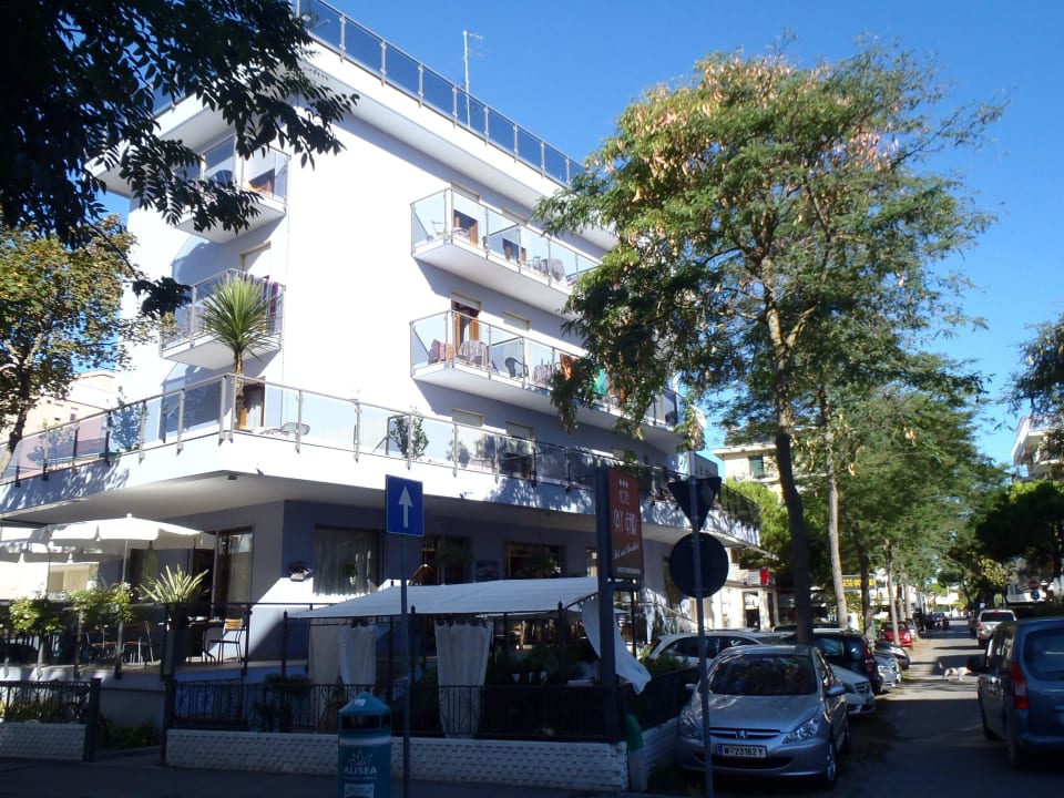 Hotelfront mit Sitzplatz Hotel My Fair