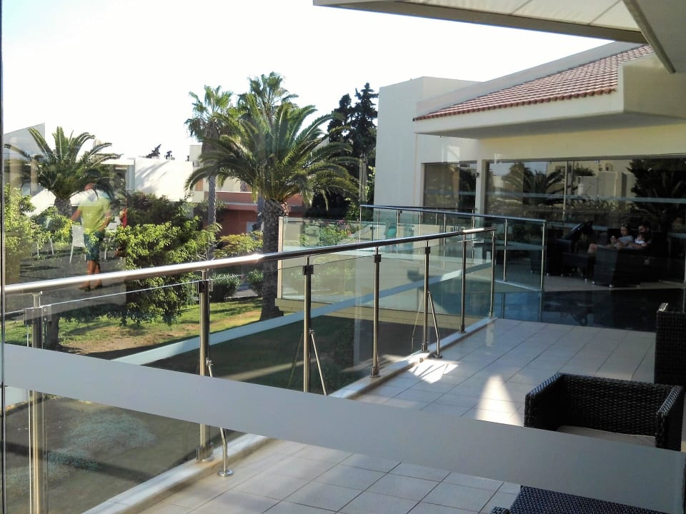 Balkon erreicht man von der Lobby Kipriotis Village Resort