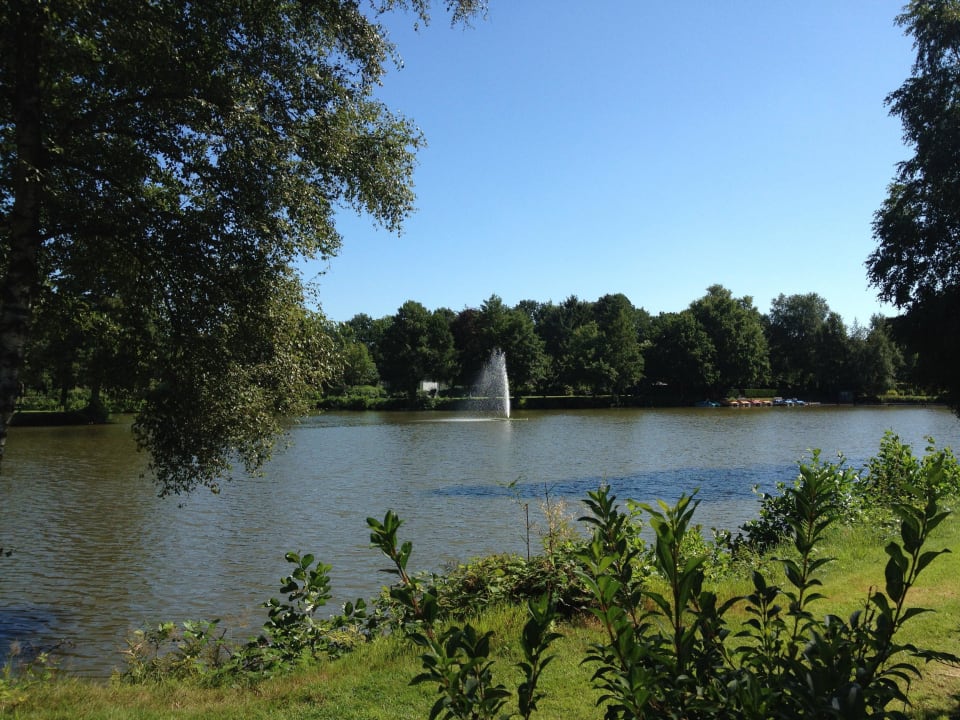Per Pony um den am hauseigenen See Flair Hotel Hubertus