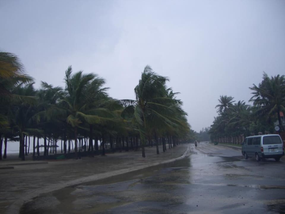 Straße vor dem Hotel Hotel Hoi An Beach Resort