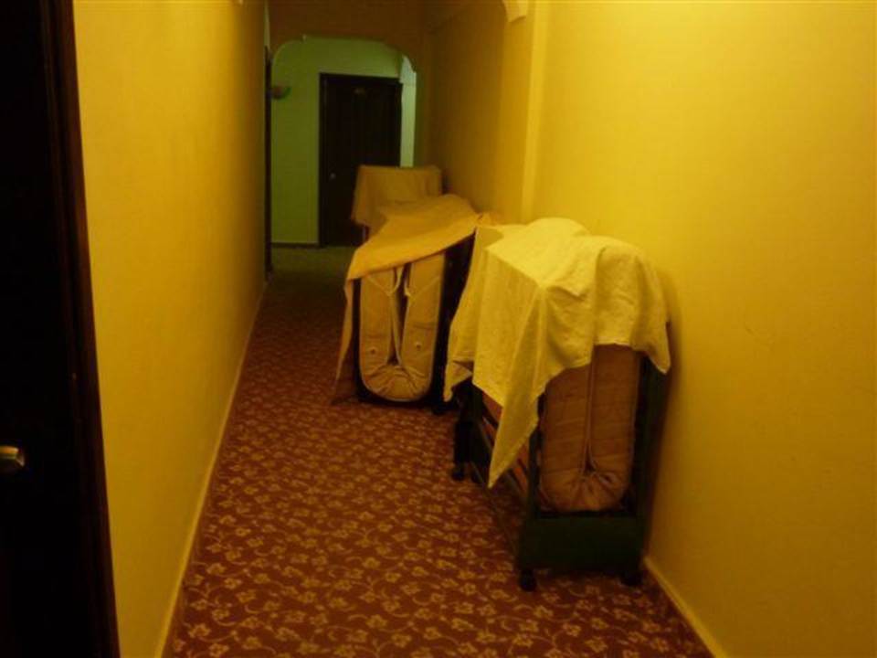 Betten im Flur, Lebensgefahr Hotel Aslan City Kleopatra