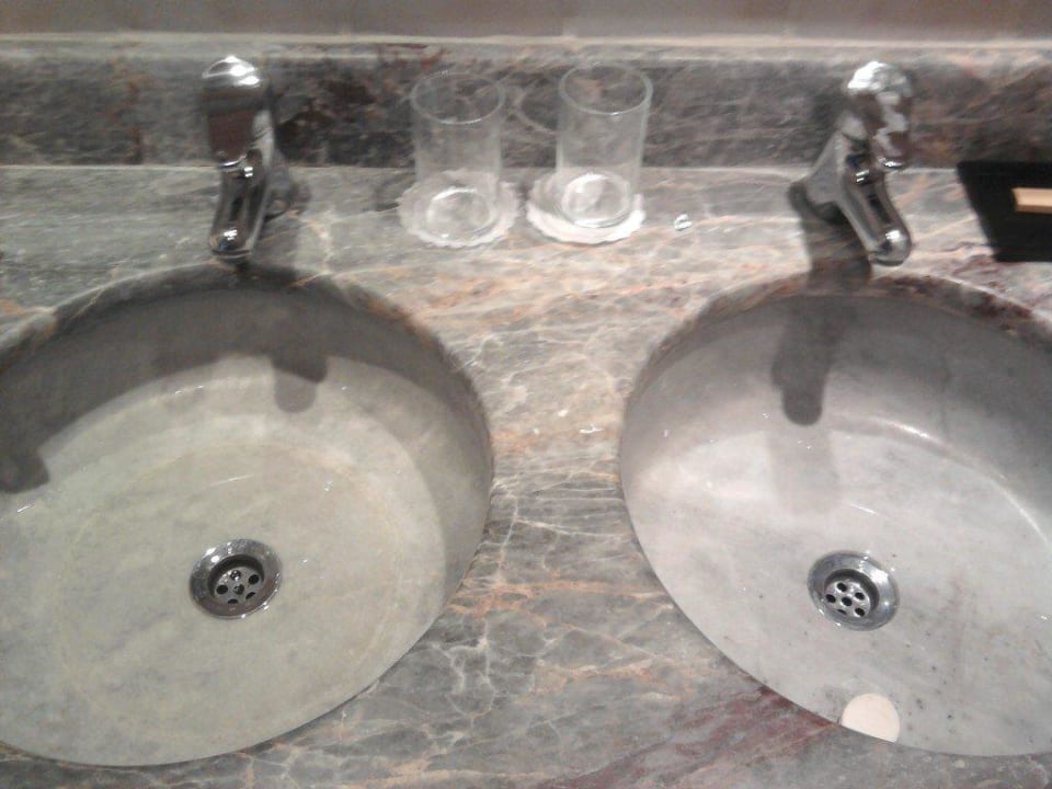 Viel zu kurze Wasserhähne Hotel Santo