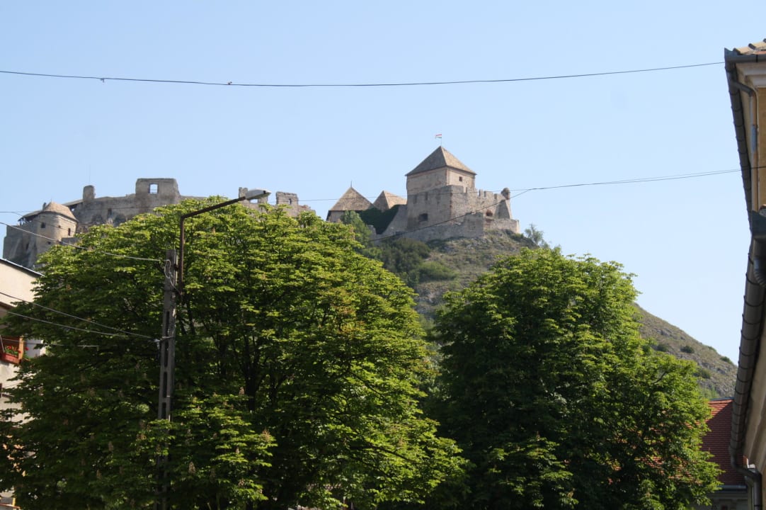 Blick zur Burg Hotel Kapitany Wellness