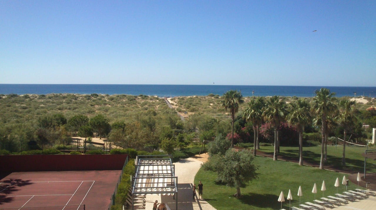 Jedes Zimmer hat Meerblick Ozadi Altura Beach Resort