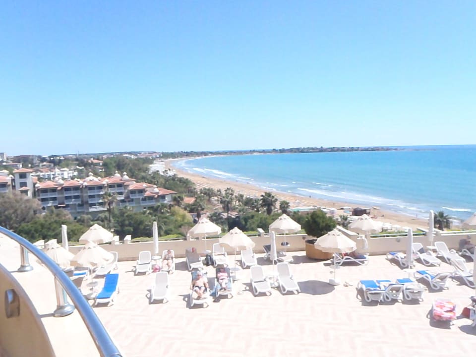 Strandabschnitt von oben gesehen Melas Resort Hotel